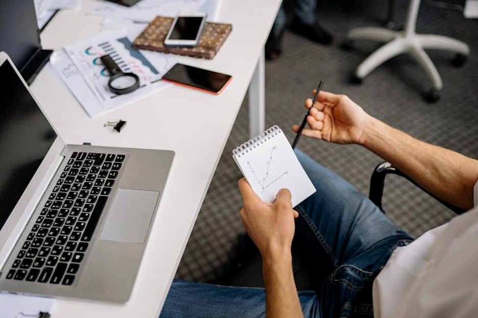 Manager professionista che lavora al computer portatile analizzando dati di crescita